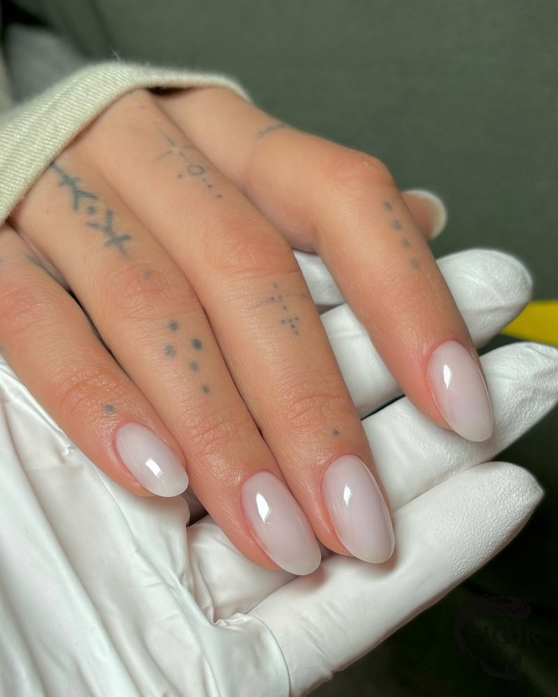 Best Neutral Dip Nail Colors A close-up of perfectly manicured neutral dip nails