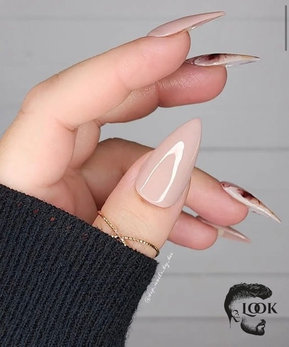A close-up of hazelnut cream nude dip powder, showcasing its rich, warm tone.